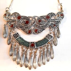 Woww Stunming Colier Statement  Neclase With Inlay Stones.